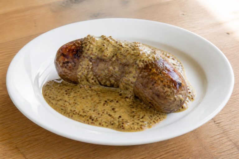 découvrez notre recette savoureuse d'andouillette nappée d'une délicieuse sauce moutarde à l'ancienne, un plat traditionnel français au goût authentique.
