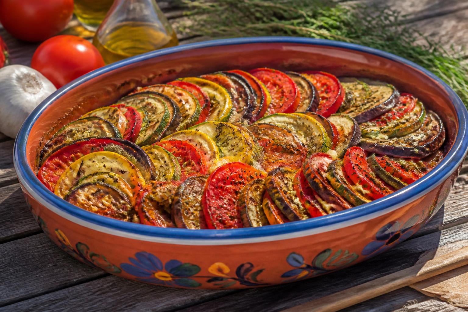 découvrez notre recette savoureuse de bayaldi de légumes du soleil, un plat coloré et gourmand réunissant aubergines, courgettes et poivrons mijotés aux herbes aromatiques.