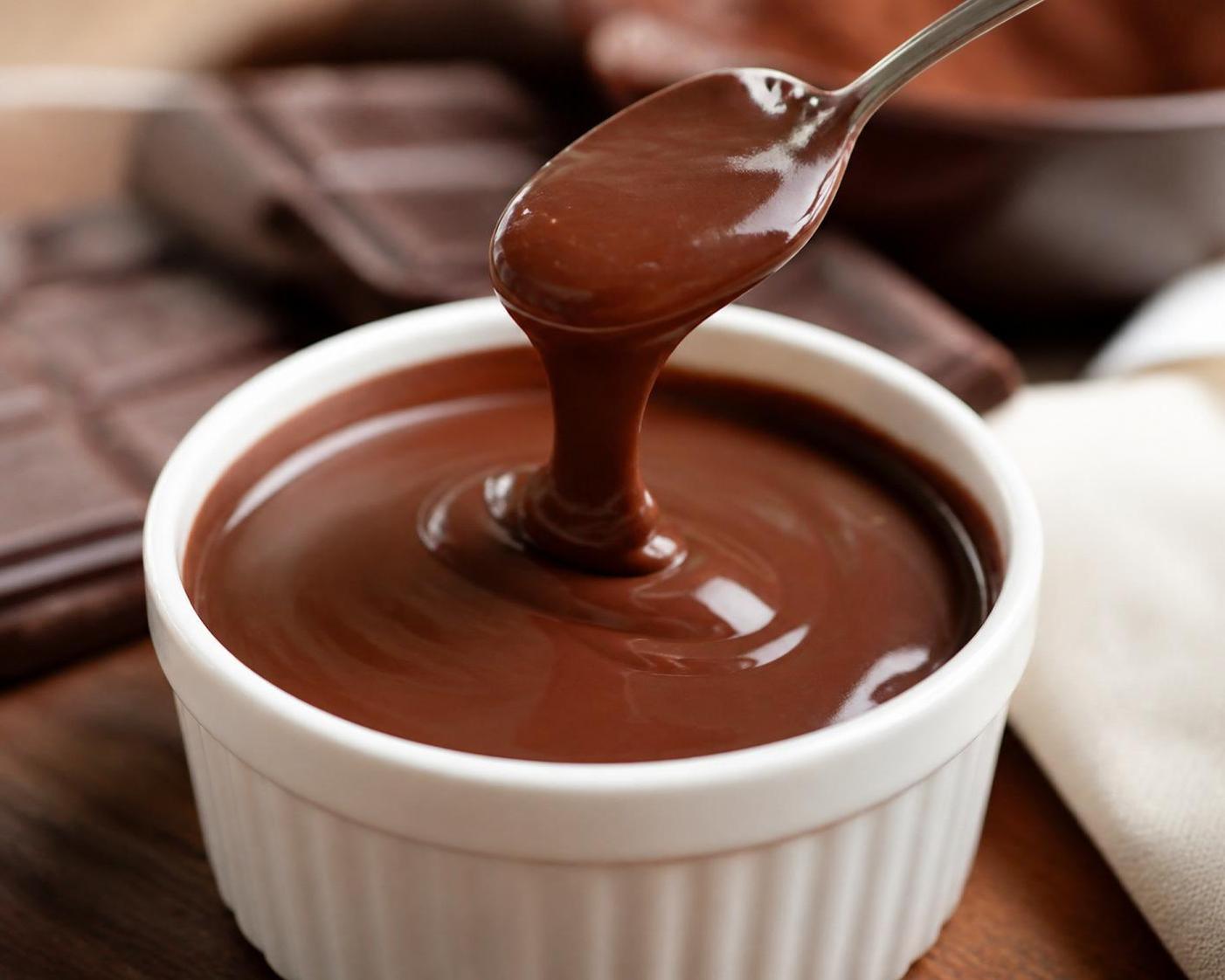découvrez une recette facile et rapide de béchamel au chocolat onctueuse, parfaite pour sublimer vos desserts et apporter une touche gourmande et originale.