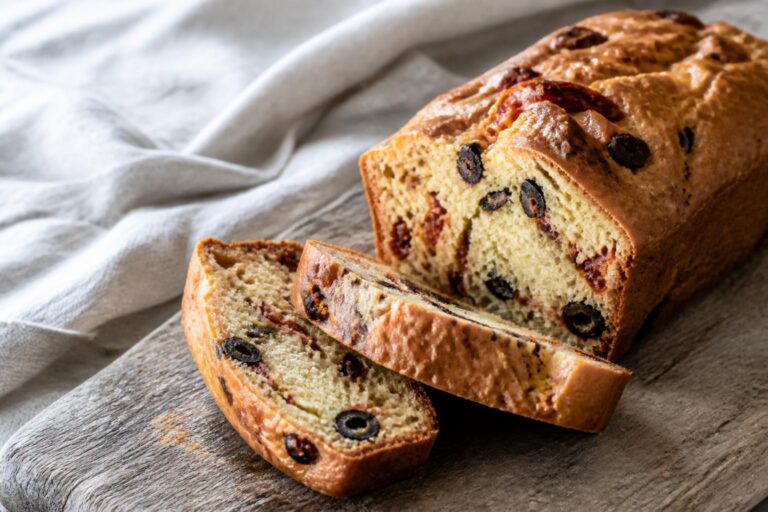 découvrez notre recette savoureuse de cake aux olives noires et tomates séchées, parfait pour un apéritif gourmand ou un pique-nique ensoleillé.