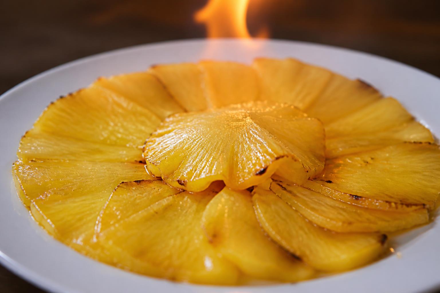 découvrez notre recette délicieuse de carpaccio d'ananas flambé au rhum, un dessert exotique et élégant qui ravira vos papilles.