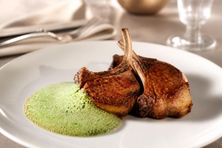 découvrez la recette savoureuse des côtelettes d'agneau poêlées accompagnées d'une émulsion légère et parfumée à la persillade, pour un plat raffiné et gourmand.