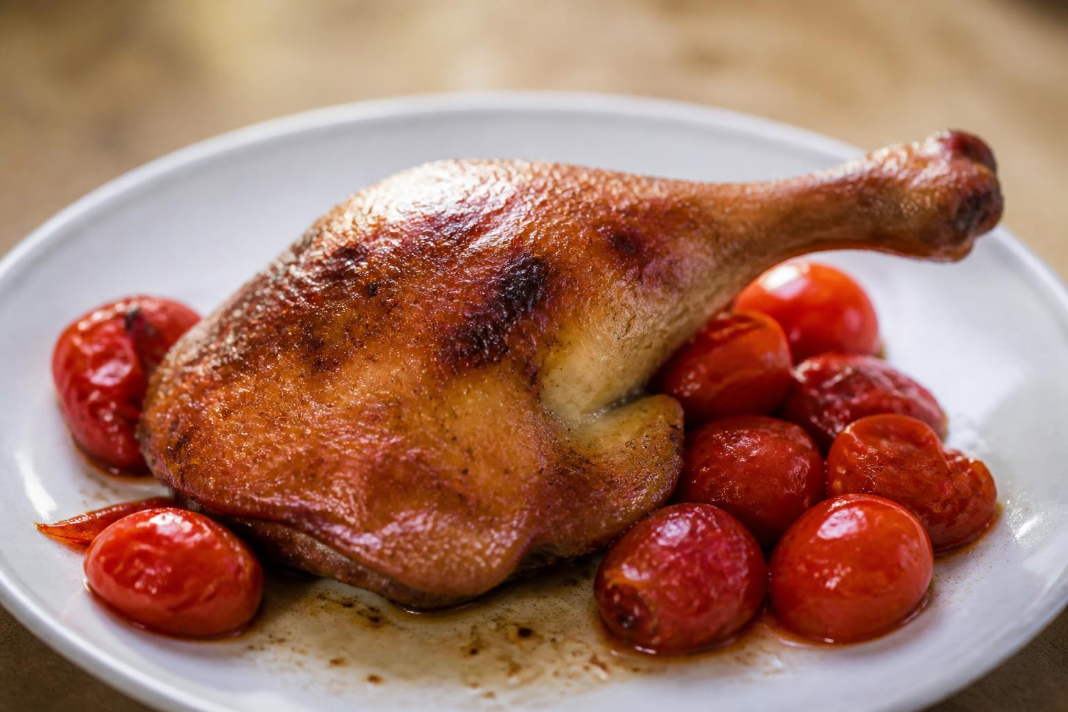 découvrez la recette savoureuse de cuisse de pintade rôtie accompagnée de tomates cerises fondantes, un plat gourmand et facile à préparer.