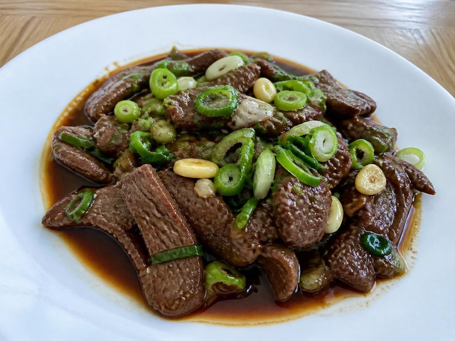 découvrez une recette savoureuse d'émincé de bœuf à la sauce soja, facile et rapide à préparer pour un plat délicieux aux saveurs asiatiques.