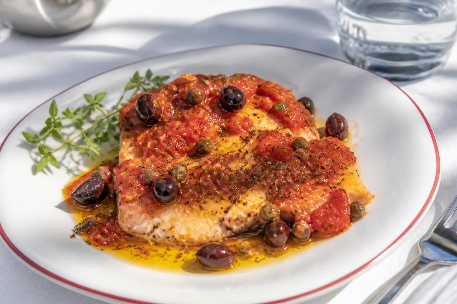 découvrez notre filet de rascasse à la méridionale, un plat savoureux aux saveurs du sud de la france, préparé avec des ingrédients frais et une touche méditerranéenne.