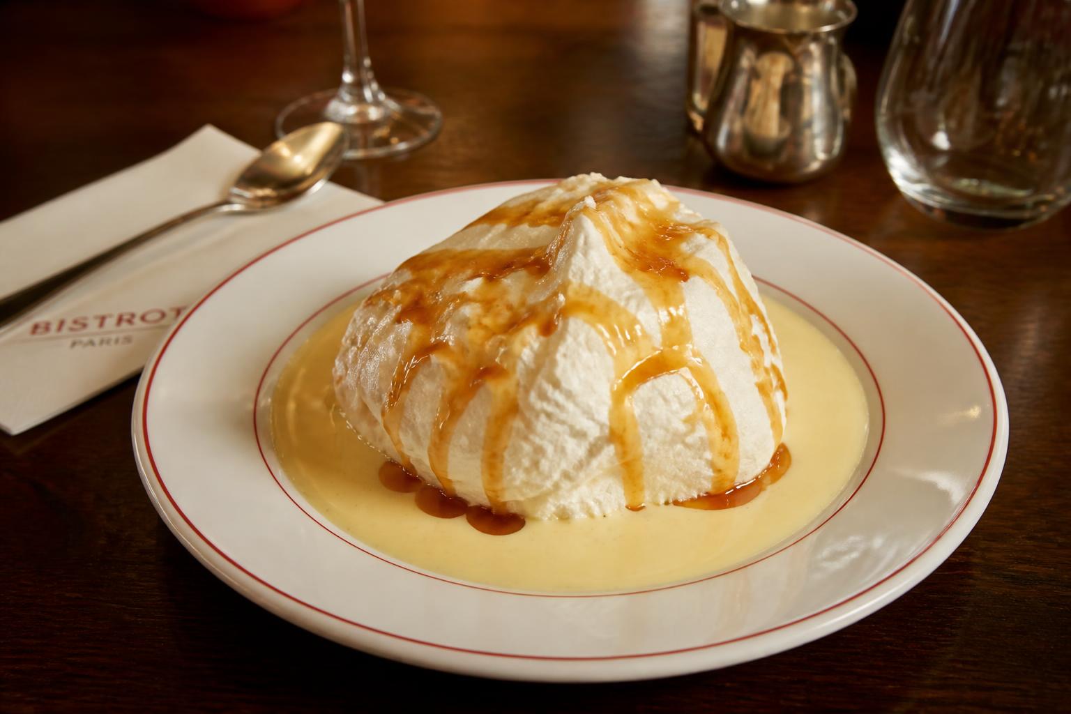 découvrez la recette traditionnelle de l'île flottante classique servie avec une délicate crème anglaise, un dessert léger et savoureux parfait pour toutes les occasions.