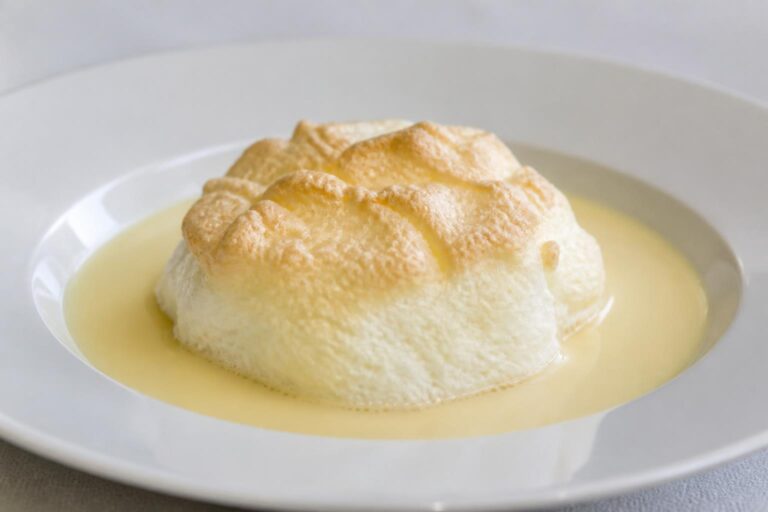 découvrez la recette traditionnelle de l'île flottante classique accompagnée d'une onctueuse crème anglaise, un dessert léger et gourmand parfait pour toutes les occasions.