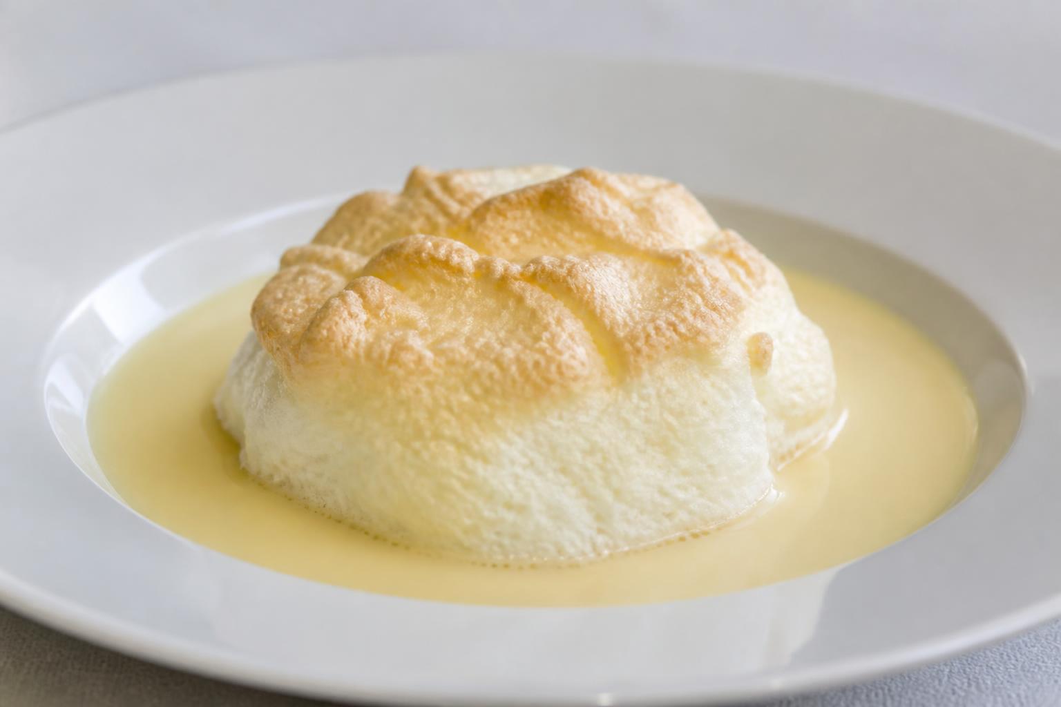 découvrez la recette traditionnelle de l'île flottante classique accompagnée d'une onctueuse crème anglaise, un dessert léger et gourmand parfait pour toutes les occasions.