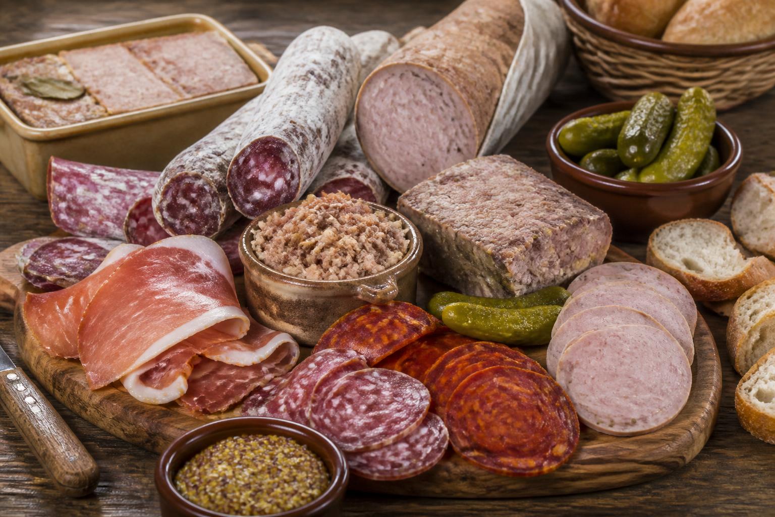 découvrez un tour d'horizon des spécialités françaises de charcuterie, entre tradition et saveurs authentiques.