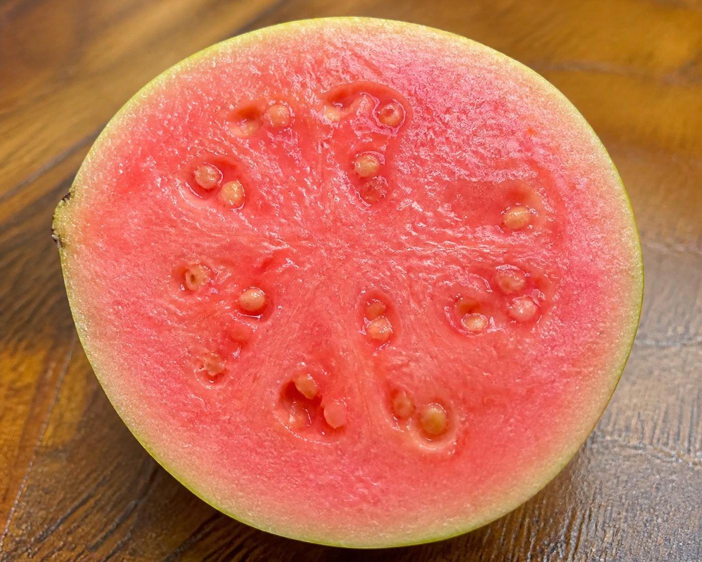 découvrez la goyave, fruit exotique aux saveurs uniques : conseils pour bien choisir et astuces pour une dégustation optimale.