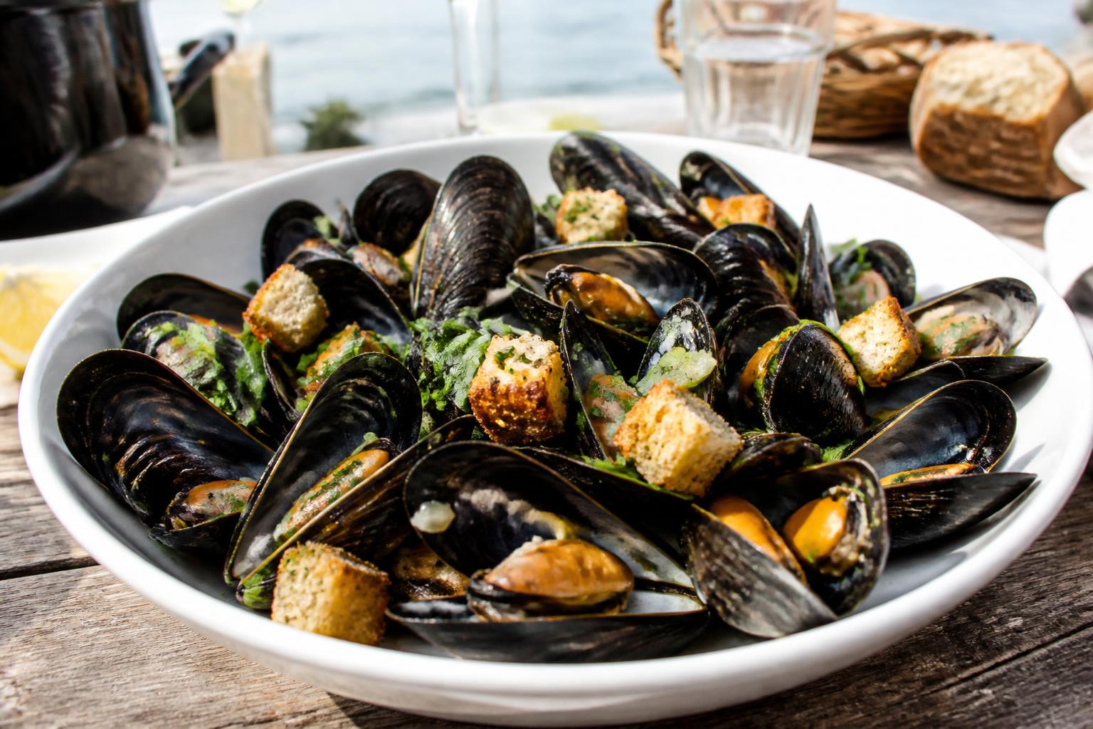 découvrez les différentes variétés de moules, comment bien les choisir et les meilleures méthodes de cuisson pour un repas savoureux et réussi.