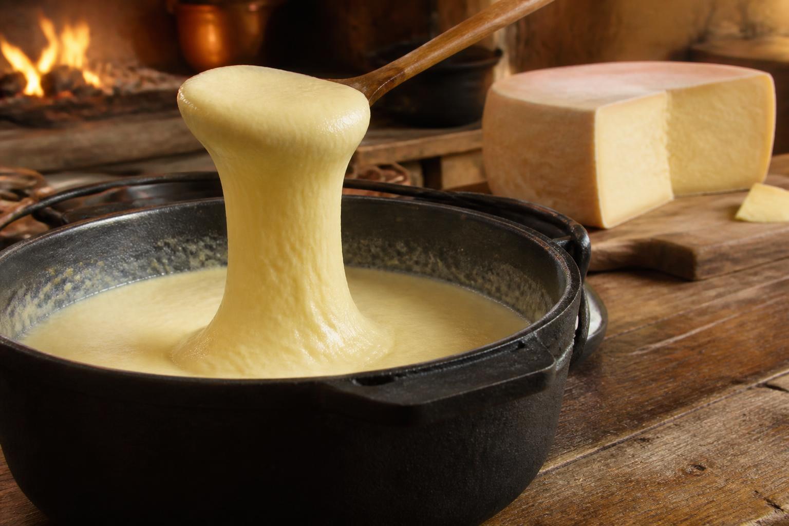 découvrez la tomme fraîche, ingrédient essentiel de l'aligot, le plat traditionnel aveyronnais, et savourez le goût unique du fromage d'exception.