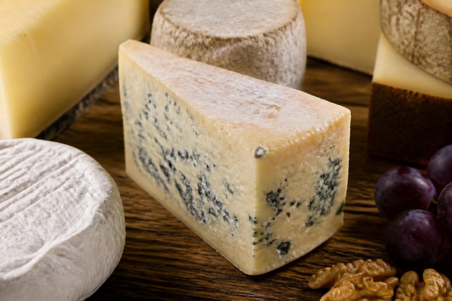 découvrez le bleu de bresse, un fromage persillé au caractère unique, alliant douceur et saveurs intenses pour ravir les amateurs de fromages authentiques.