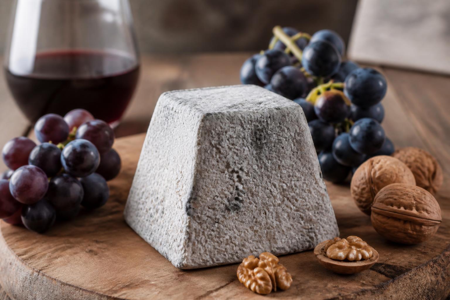 découvrez le valençay, un fromage de chèvre aop du berry au goût unique et à la texture délicate, reconnu pour son authenticité et son savoir-faire traditionnel.