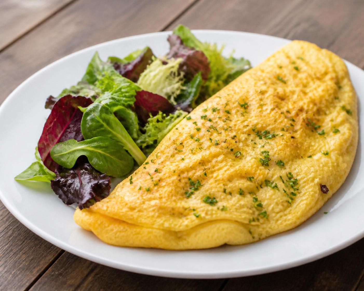 découvrez une recette simple et savoureuse d'omelette à la ciboulette accompagnée d'un mesclun frais, parfaite pour un repas léger et équilibré.