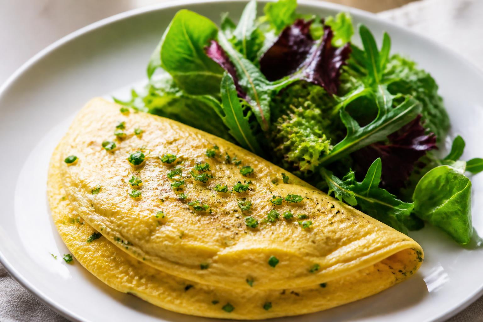 découvrez une recette simple et savoureuse d'omelette à la ciboulette accompagnée d'un mesclun frais, parfaite pour un repas léger et gourmand.