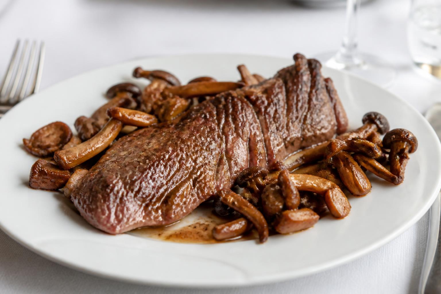 découvrez notre recette savoureuse d'onglet poêlé aux champignons, un plat gourmand et facile à préparer pour un repas réconfortant.