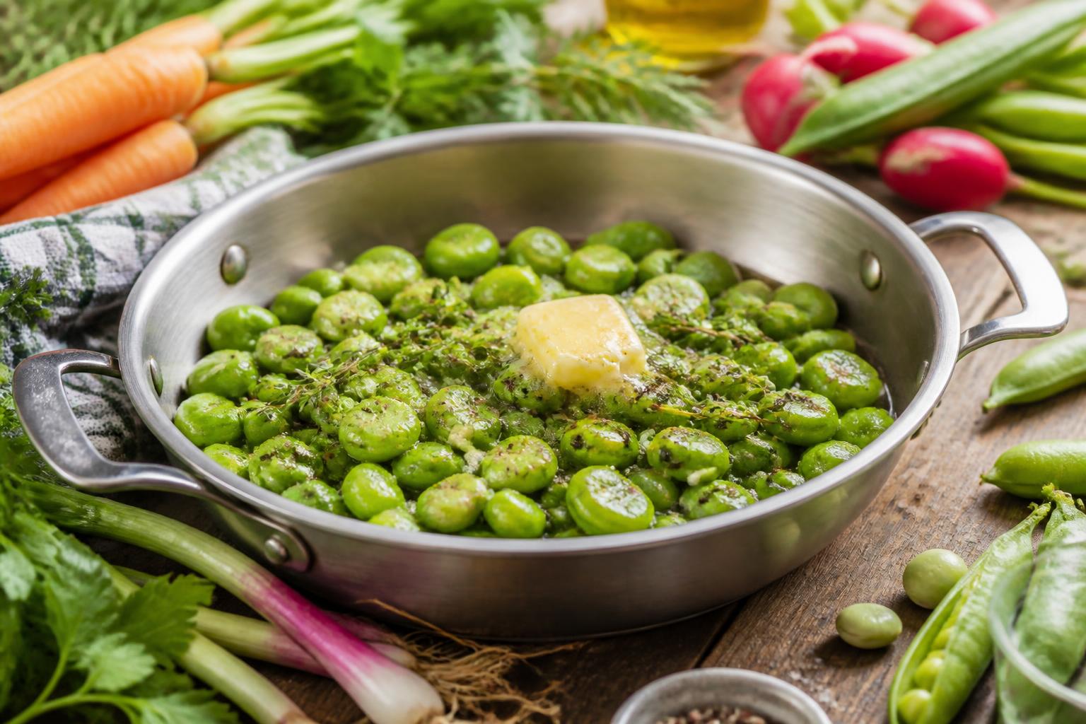 découvrez une délicieuse poêlée de fèves fraîches sublimées par un beurre parfumé au thym, pour un plat simple et savoureux.