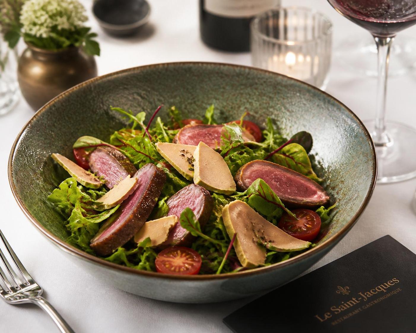 découvrez notre délicieuse salade d'aiguillettes de canard au foie gras, une recette gourmande alliant saveurs raffinées et fraîcheur pour un repas élégant.