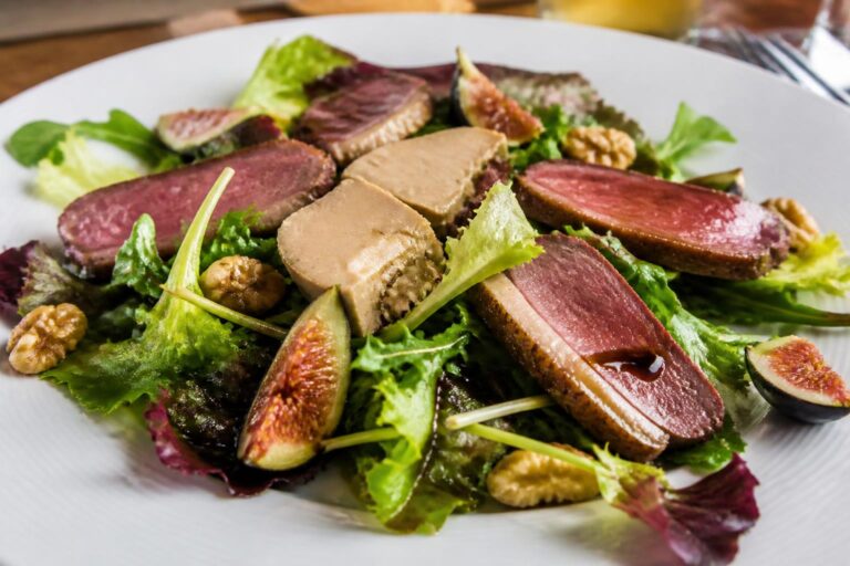 découvrez la délicieuse salade d'aiguillettes de canard au foie gras, une recette raffinée alliant saveurs délicates et gourmandise pour vos repas élégants.