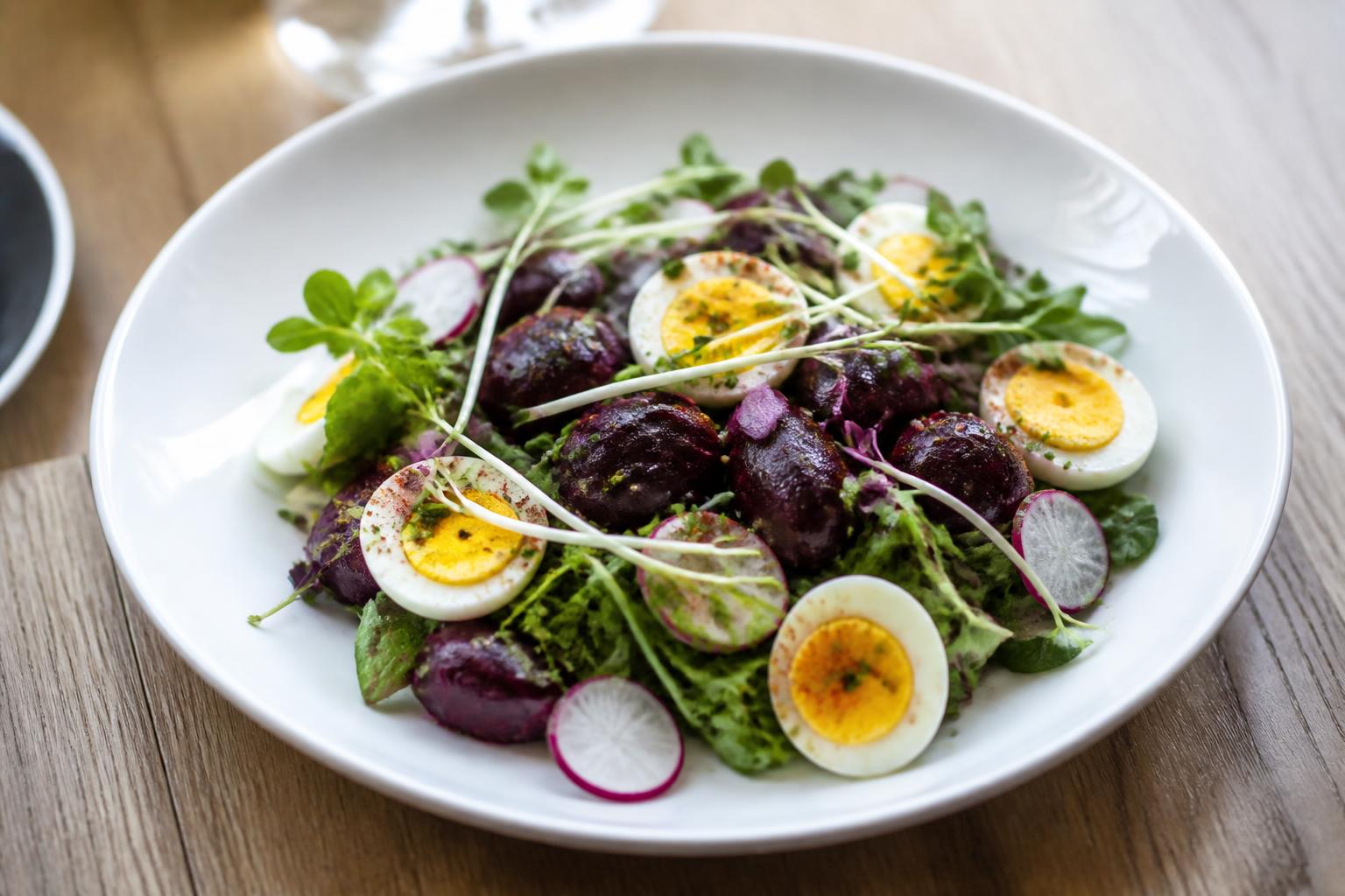découvrez notre recette simple et savoureuse de salade de betterave et œuf mimosa, parfaite pour une entrée fraîche et colorée.
