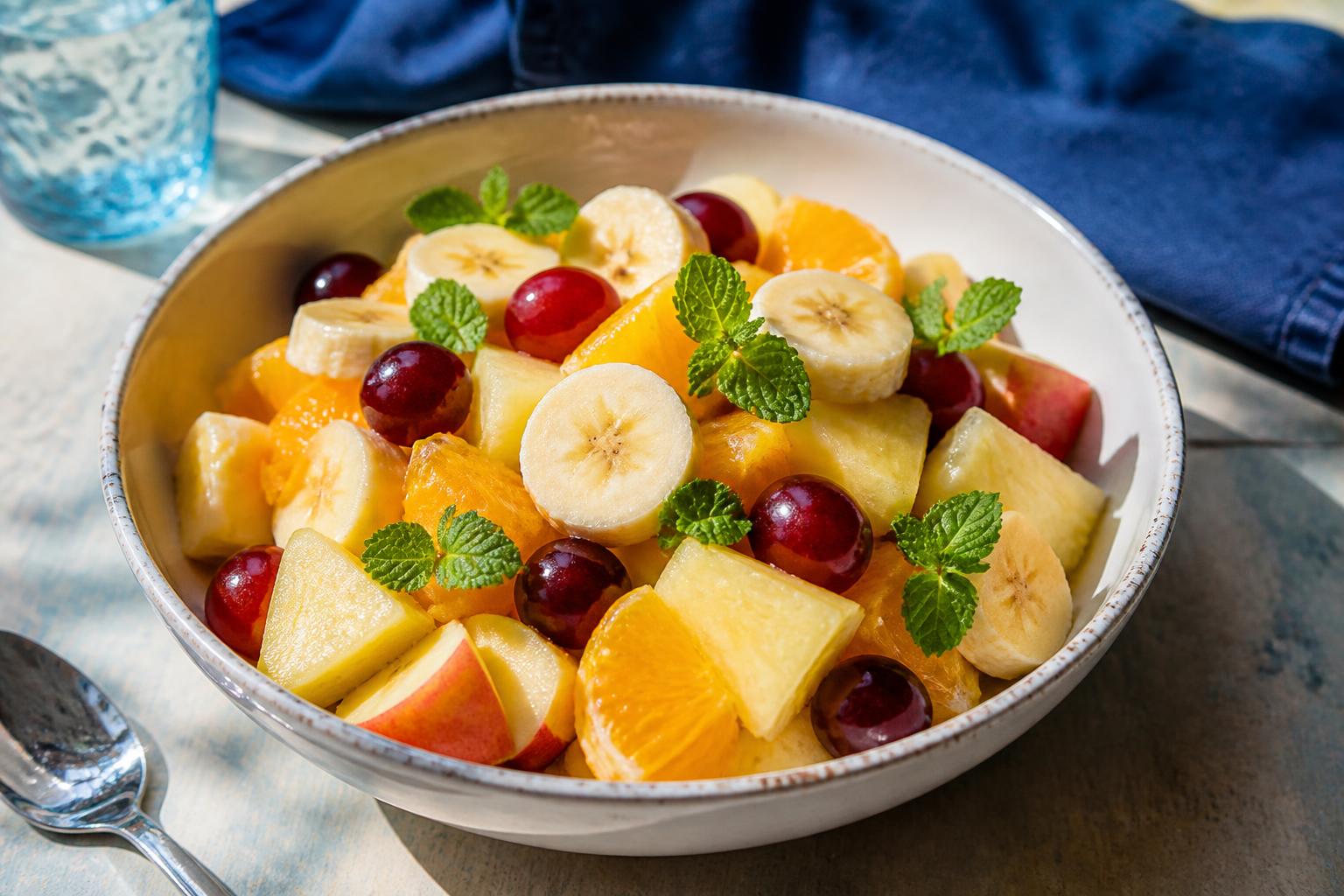 découvrez une salade de fruits rafraîchissante et saine, agrémentée de menthe fraîche pour une explosion de saveurs estivales.