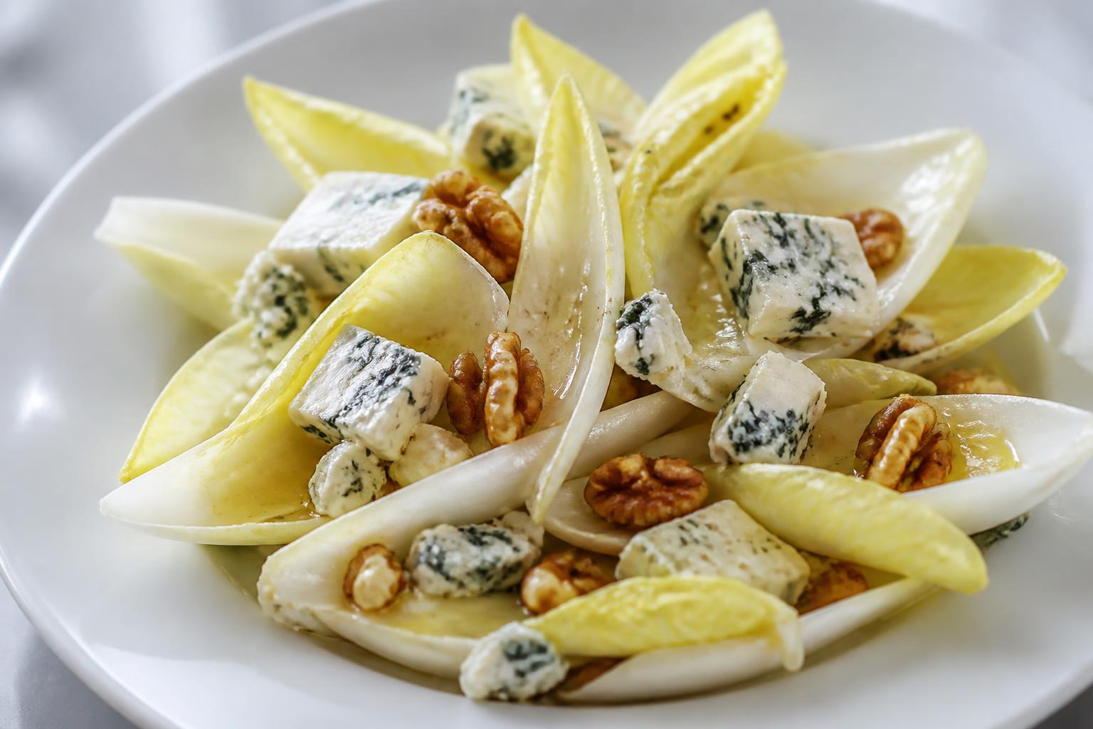 découvrez une recette savoureuse de salade d'endives au bleu d'auvergne, alliant fraîcheur et goût intense pour un repas sain et gourmand.