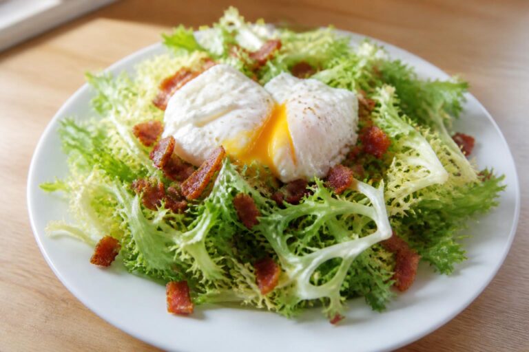 découvrez une recette savoureuse de salade frisée accompagnée de lardons croustillants et d'œufs pochés fondants, parfaite pour un repas équilibré et gourmand.