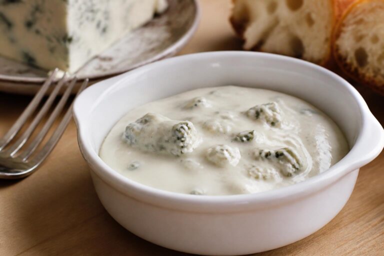 découvrez notre recette facile et rapide de sauce au roquefort crémeuse, parfaite pour sublimer vos viandes, pâtes ou légumes avec une touche gourmande et savoureuse.