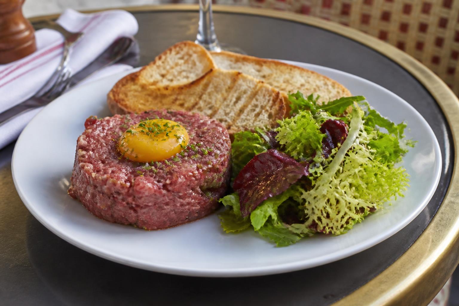 découvrez notre recette savoureuse de tartare de bœuf accompagné d'un mesclun frais, parfaite pour un repas léger et plein de saveurs.
