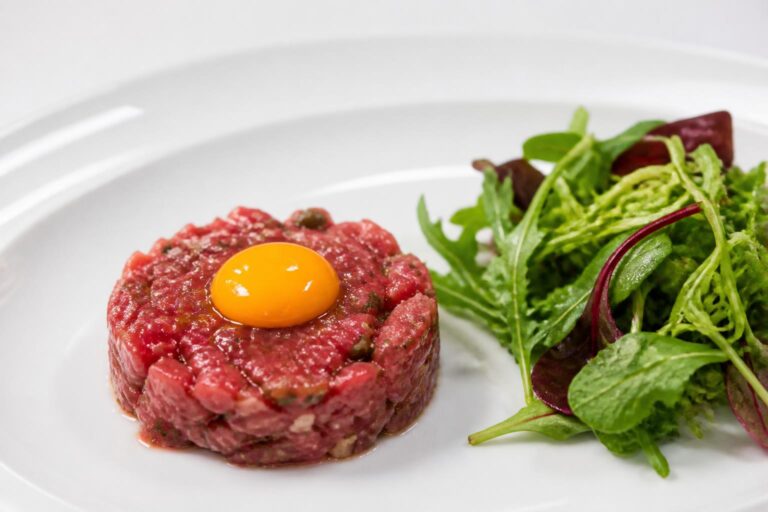 découvrez notre recette fraîche et savoureuse de tartare de bœuf accompagné de son mesclun croquant, parfaite pour un repas léger et raffiné.