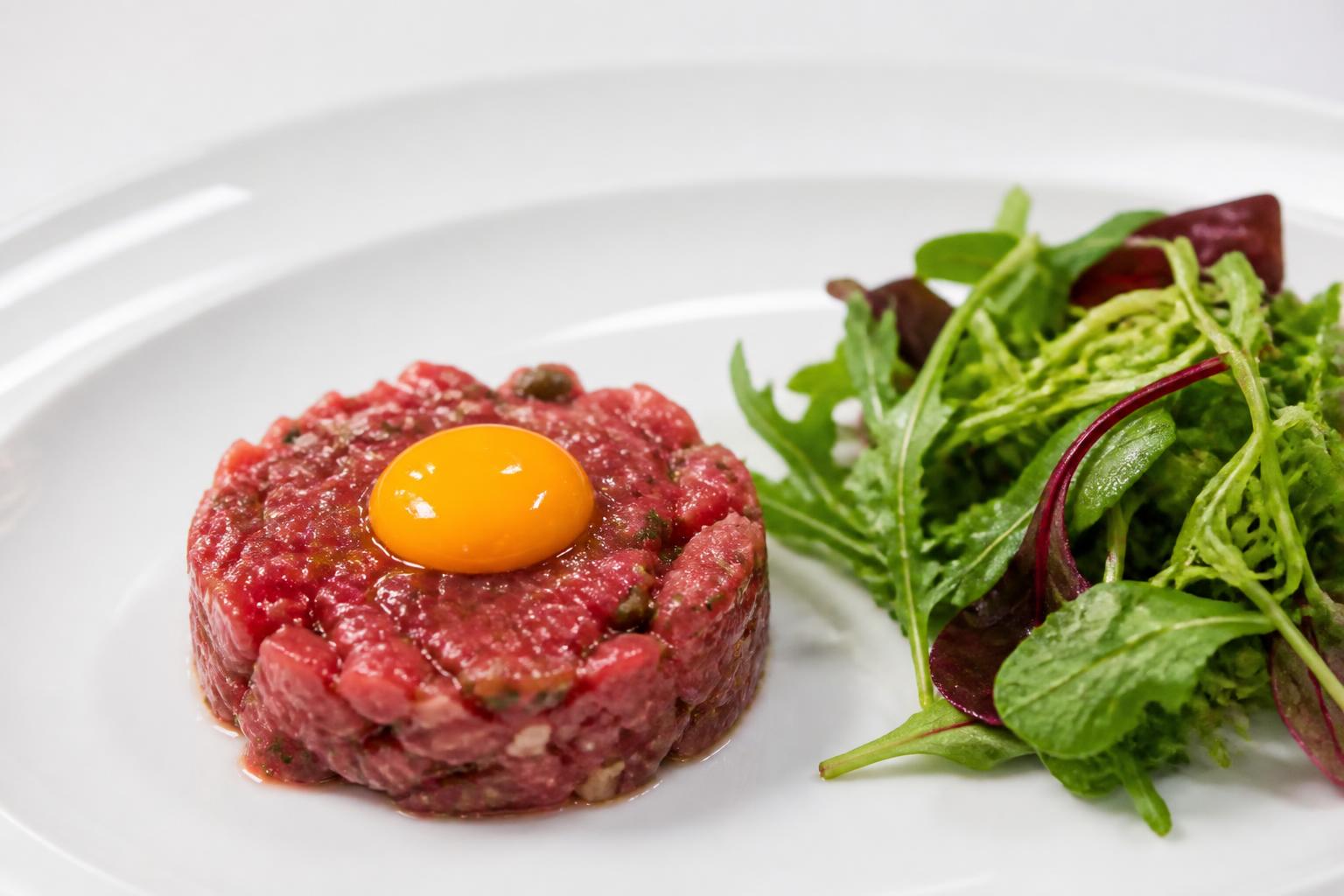 découvrez notre recette fraîche et savoureuse de tartare de bœuf accompagné de son mesclun croquant, parfaite pour un repas léger et raffiné.