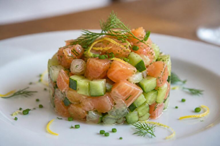découvrez notre recette fraîche et légère de tartare de concombre et saumon fumé, parfaite pour un apéritif raffiné ou une entrée saine et savoureuse.