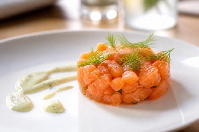 découvrez notre recette fraîche et savoureuse de tartare de saumon à l'aneth, relevée d'une onctueuse crème au citron vert, idéale pour une entrée légère et raffinée.