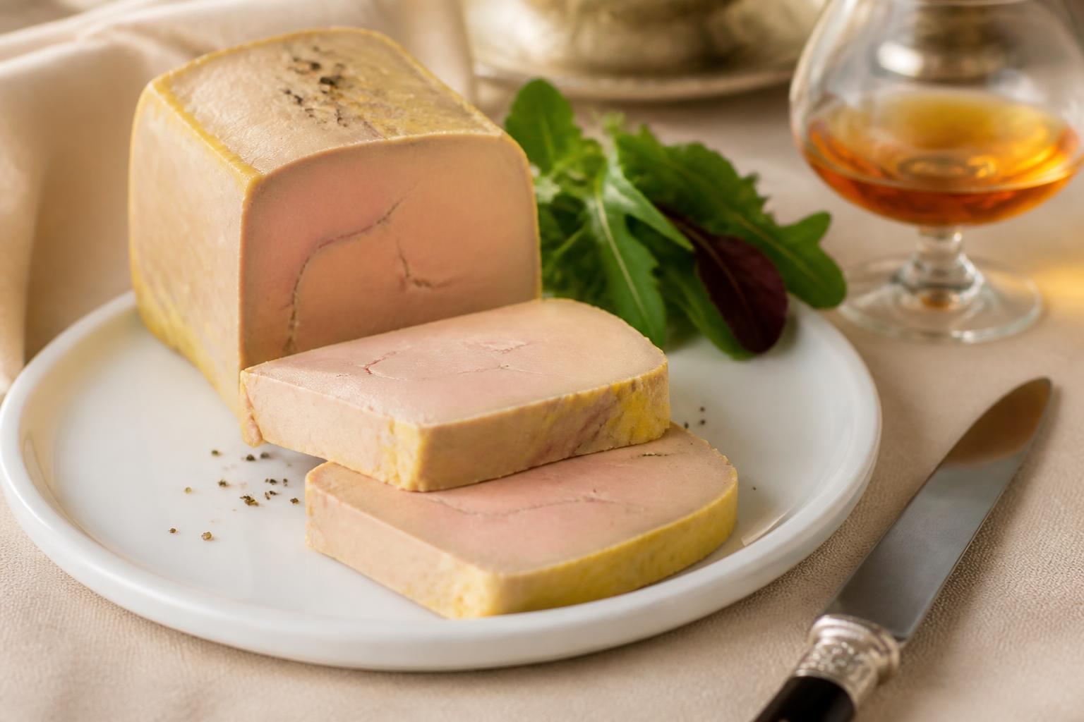 découvrez notre recette délicate de terrine de foie gras au cognac, parfaite pour vos repas festifs. un mariage raffiné de saveurs pour une entrée gourmande et élégante.