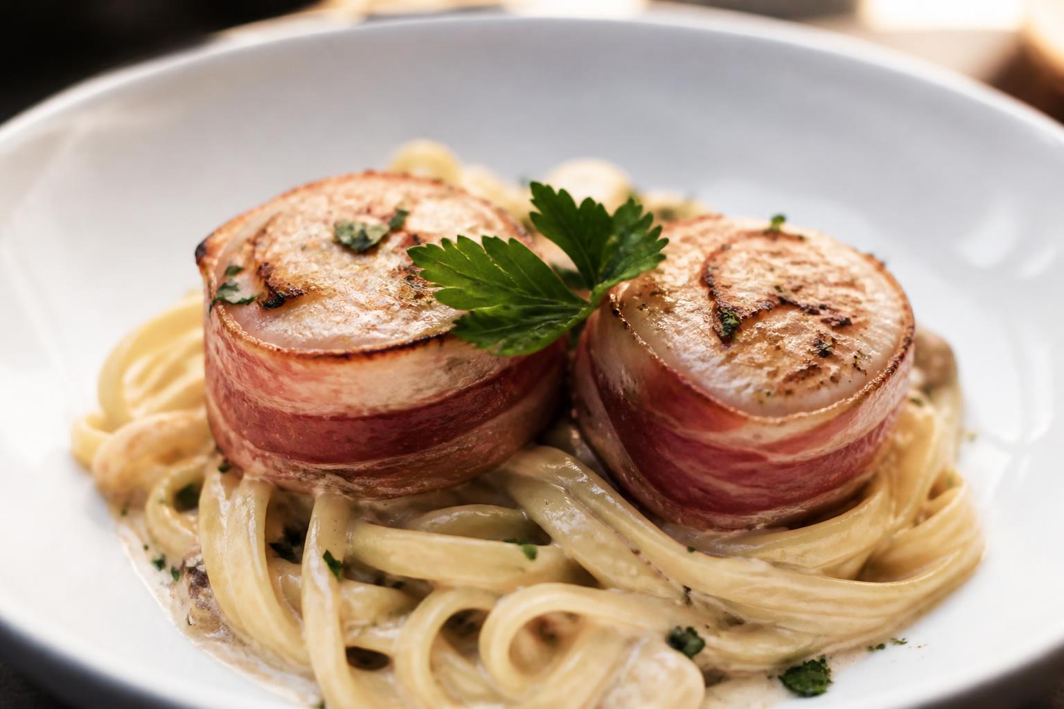 découvrez la recette savoureuse de tournedos de lotte au lard accompagnés de tagliatelles fraîches, un plat élégant et gourmand parfait pour vos repas raffinés.