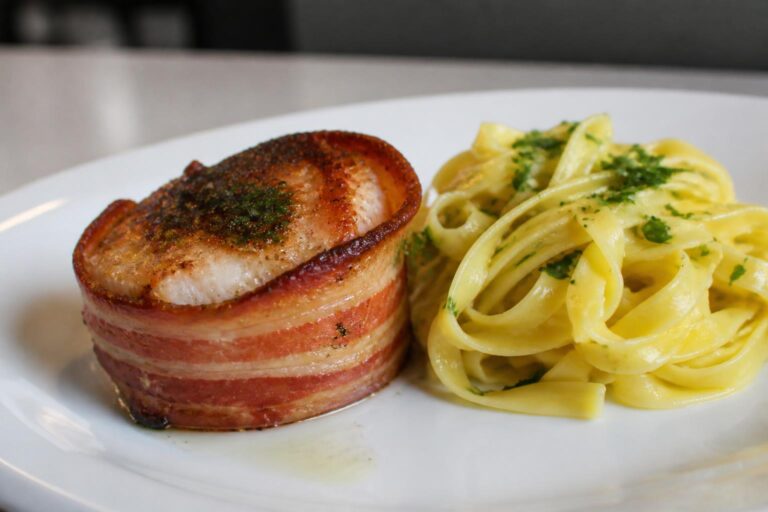 découvrez notre recette savoureuse de tournedos de lotte enveloppés de lard, accompagnés de tagliatelles fraîches pour un repas gourmand et élégant.