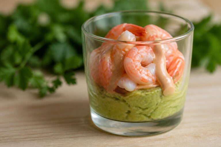découvrez notre recette fraîche et gourmande de verrine avocat, crevettes et sauce cocktail, idéale pour un apéritif original et savoureux.