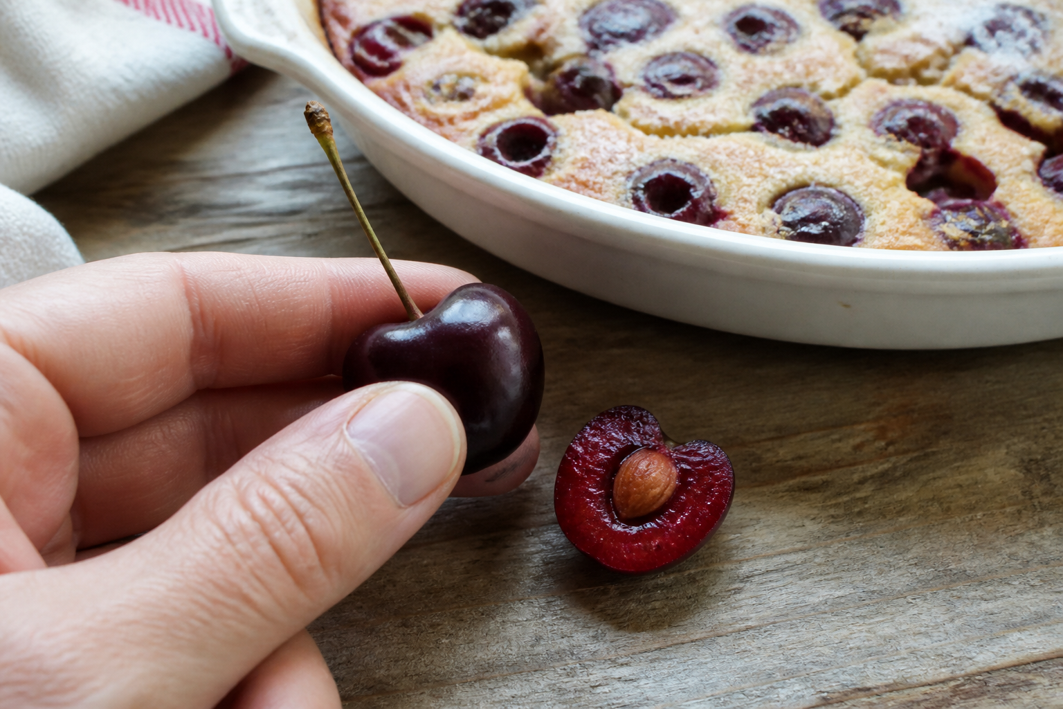 Clafoutis aux cerises : faut-il dénoyauter les fruits ou pas ?